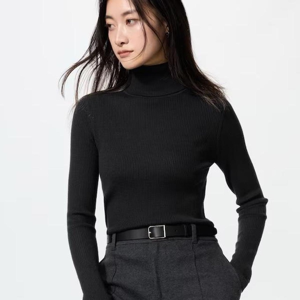 Uniqlo 100% Wool Turtleneck Black